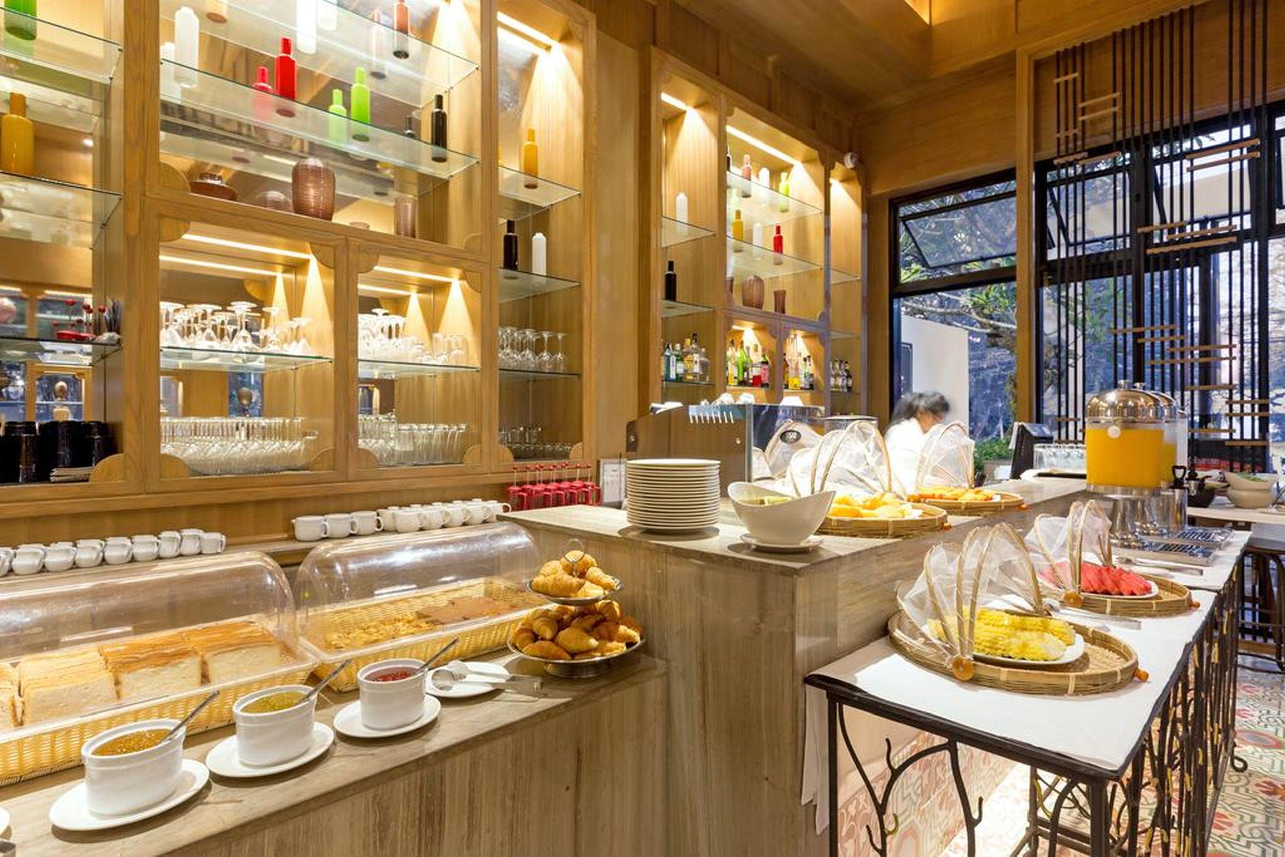 Outrigger Surin Beach Resort - Sha Extra Plus 외부 사진 The buffet at the hotel