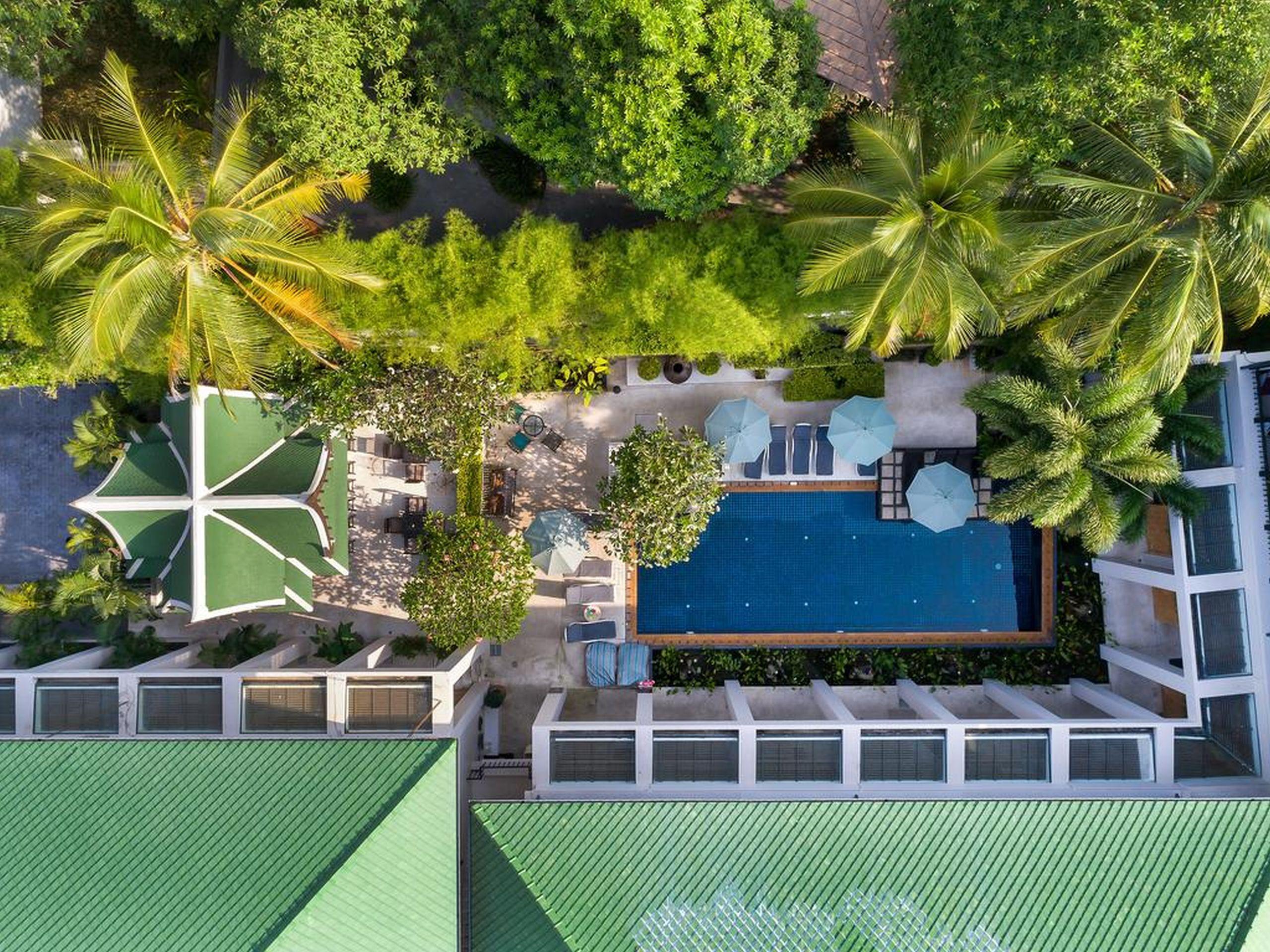 Outrigger Surin Beach Resort - Sha Extra Plus 외부 사진 Aerial view of the hotel