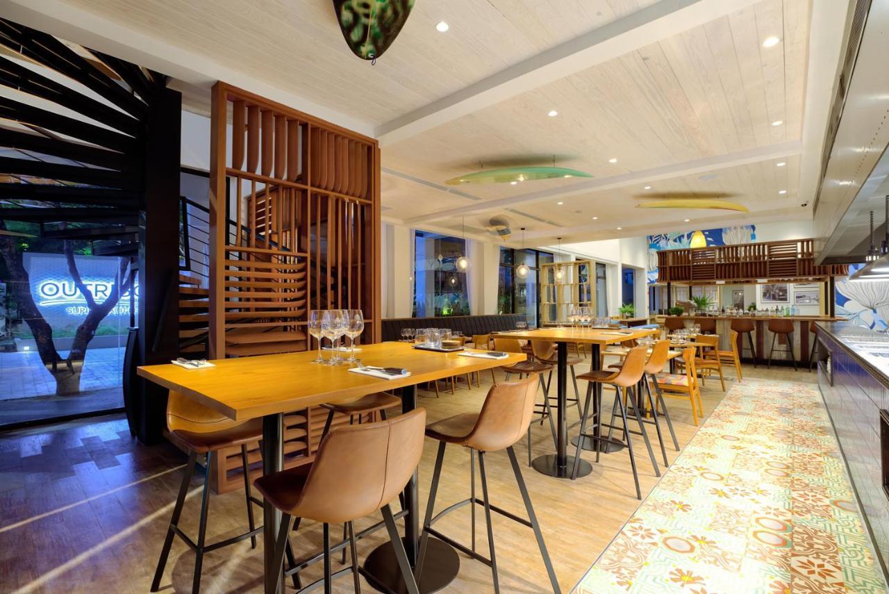 Outrigger Surin Beach Resort - Sha Extra Plus 외부 사진 Restaurant