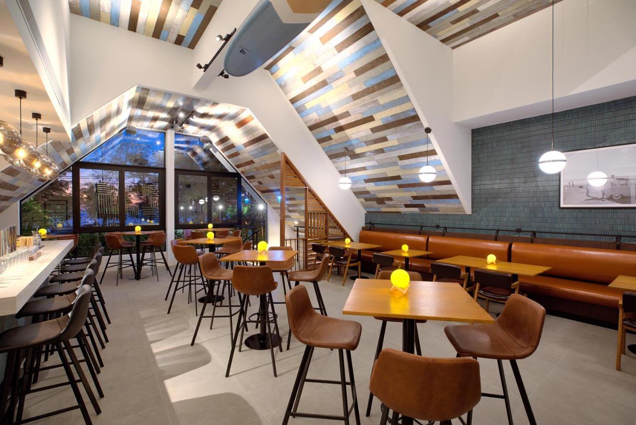 Outrigger Surin Beach Resort - Sha Extra Plus 외부 사진 Interior of a Shake Shack restaurant