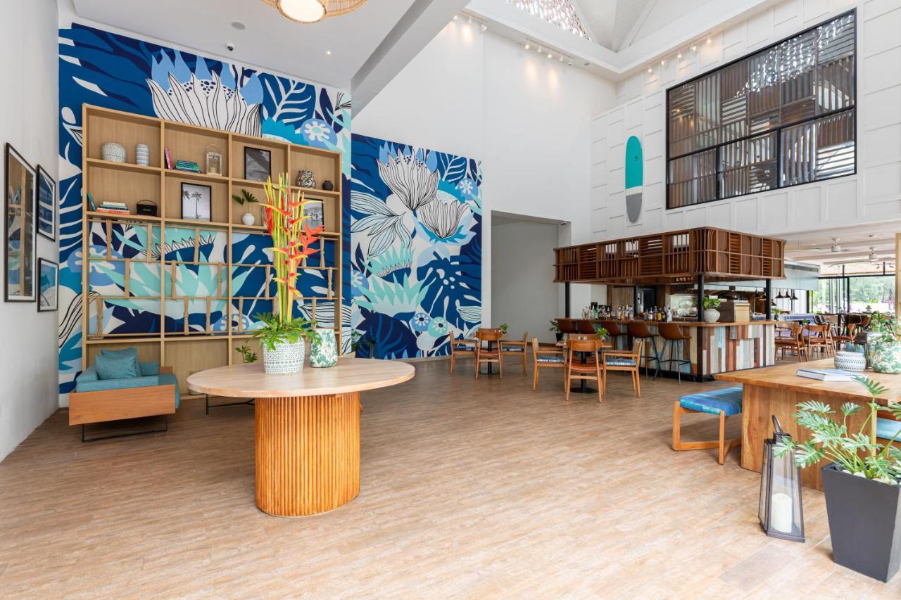 Outrigger Surin Beach Resort - Sha Extra Plus 외부 사진 The interior of the library