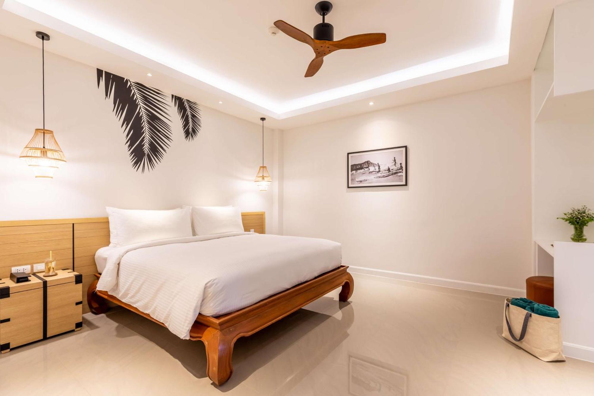 Outrigger Surin Beach Resort - Sha Extra Plus 외부 사진 A bedroom at the hotel