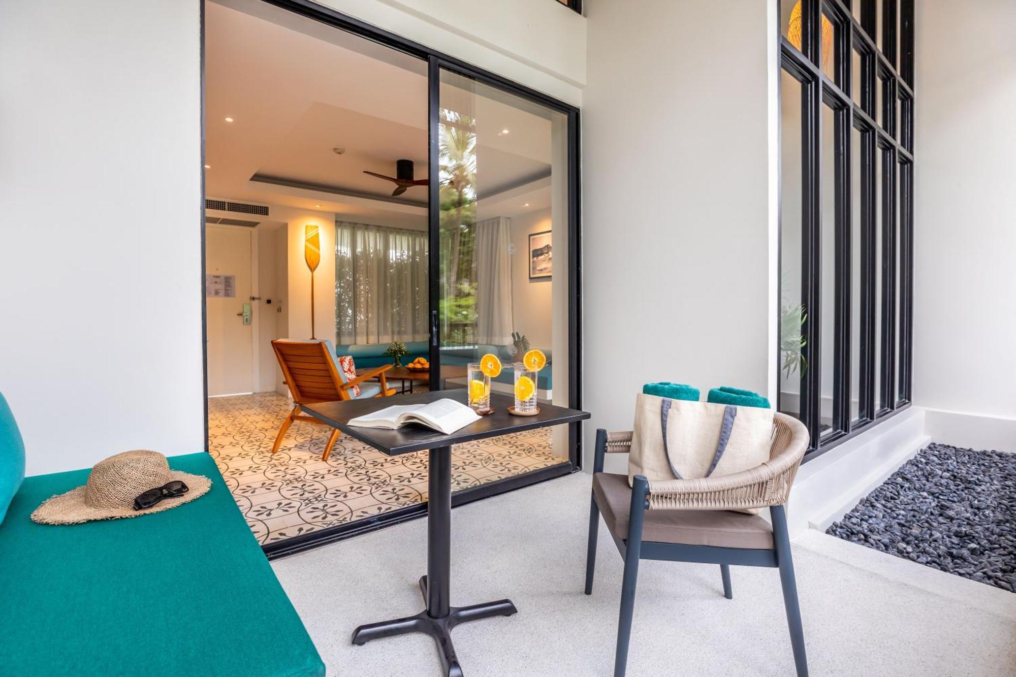 Outrigger Surin Beach Resort - Sha Extra Plus 객실 사진 A balcony in a hotel room