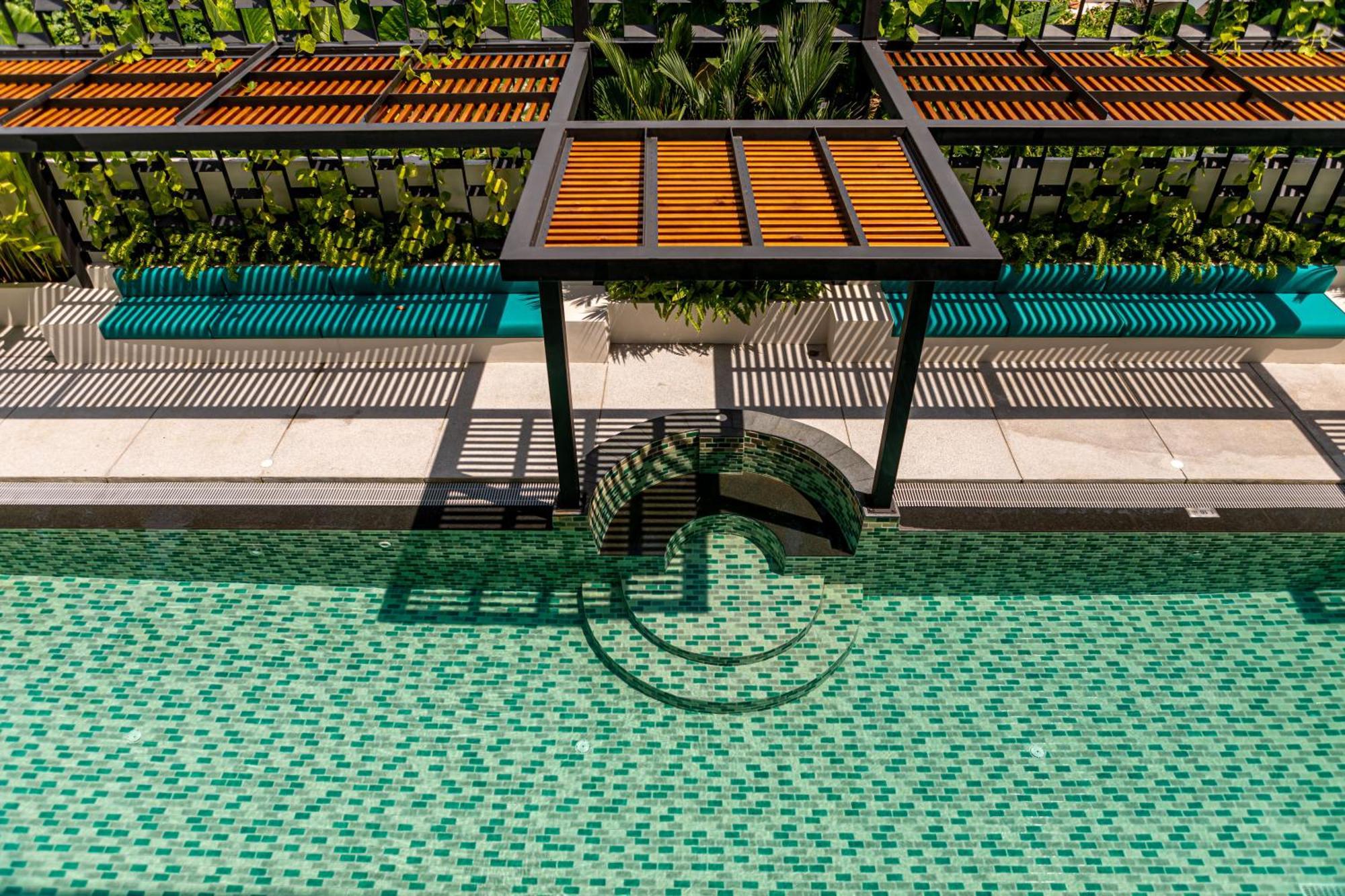 Outrigger Surin Beach Resort - Sha Extra Plus 객실 사진 The swimming pool at the hotel